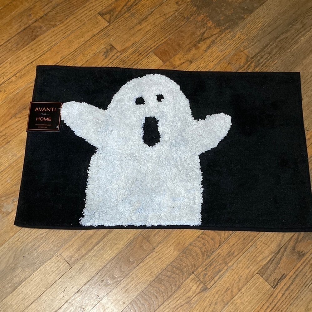 ONLY 2 LEFT! NWT AVANTI GHOST BLACK AND WHITE HALLOWEEN BATH MAT/RUG